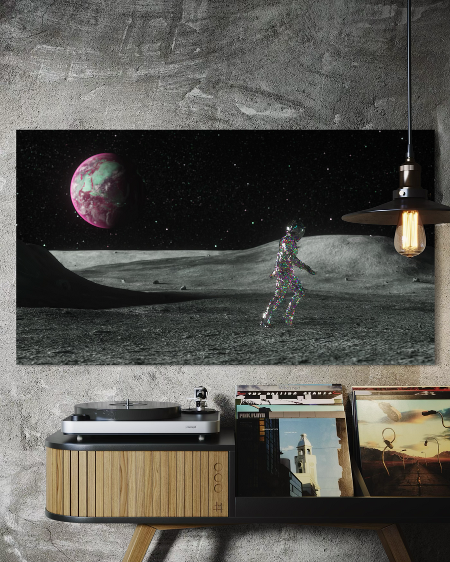 Explorador Prismático – Belleza Solitaria colgado en ambiente