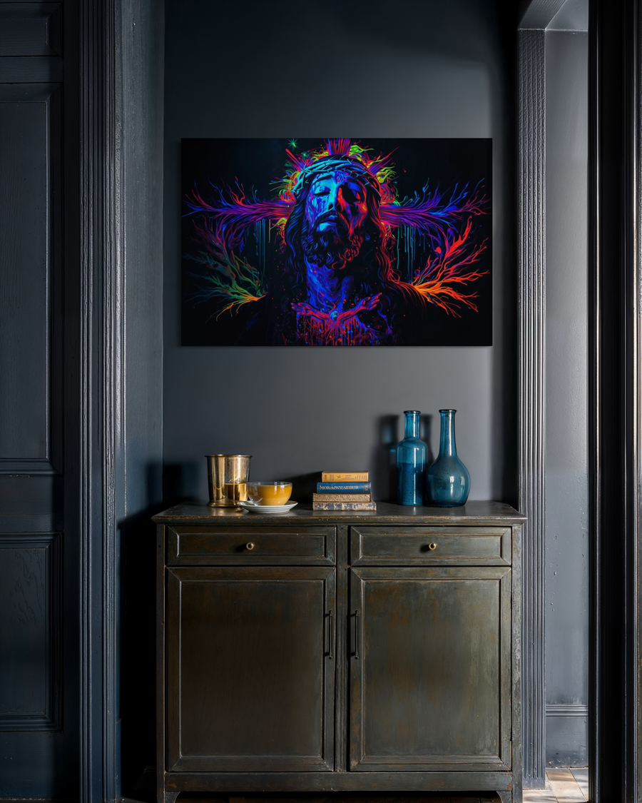 Cristo Neón – Energía Contemporánea colgado en ambiente